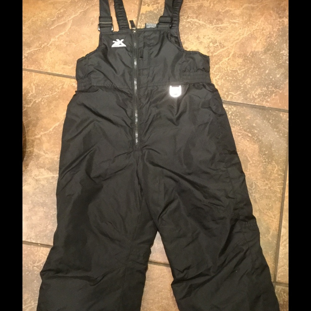 Kids snow pants. Barely worn. Looks new.