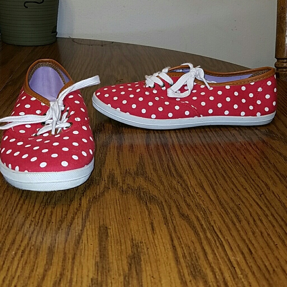 Tennis shoes