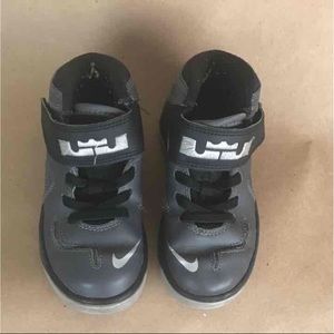 Kids Nike lebrons shoes size 9c