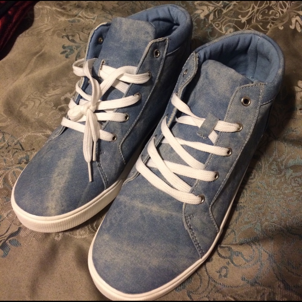 BRAND NEW SHOES!! Never been worn. Size 10!