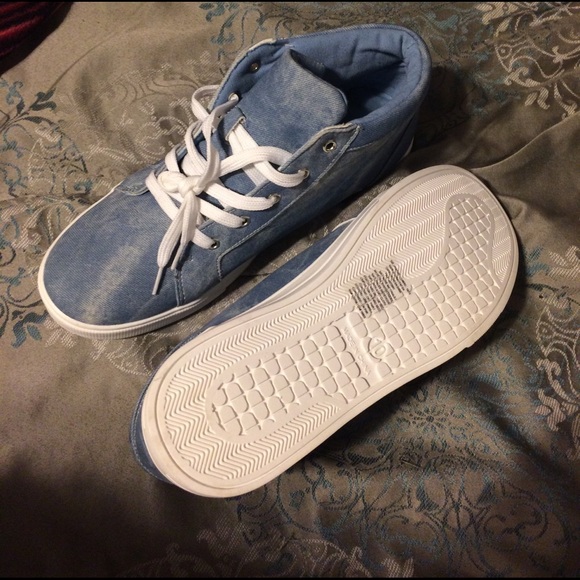 BRAND NEW SHOES!! Never been worn. Size 10! - Picture 2 of 2