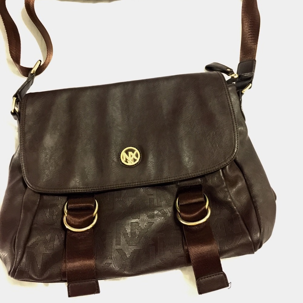 Can be worn over shoulder or cross body