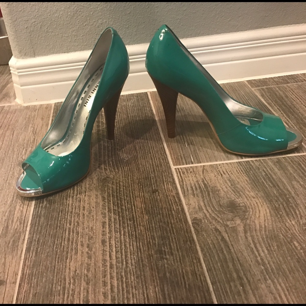 Size 6.5 Gianni Bini green  with brown heels