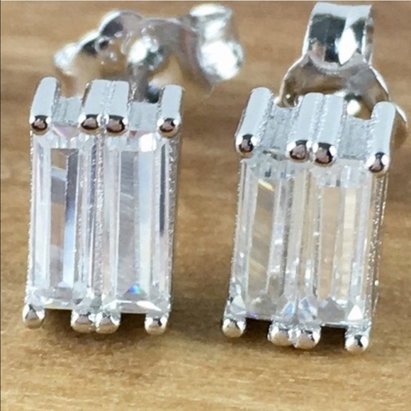 5⭐️RATED NEW BAGUETTE FEVER STUDS - Picture 2 of 8