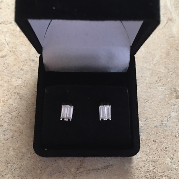 5⭐️RATED NEW BAGUETTE FEVER STUDS - Picture 4 of 8