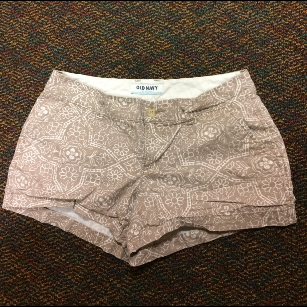Patterned tan shorts