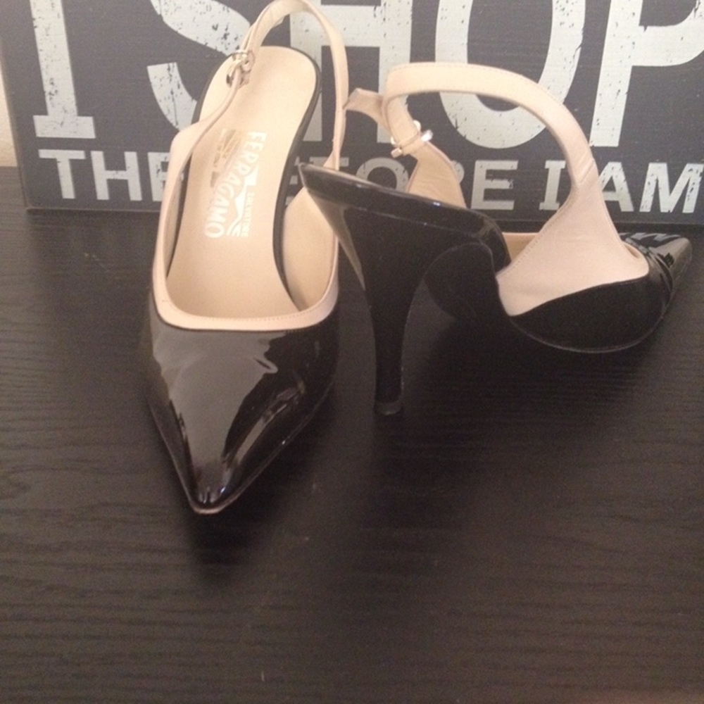 Farragamo pumps classic