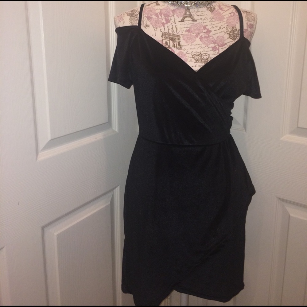 Black velvet off shoulder dress - Picture 2 of 7