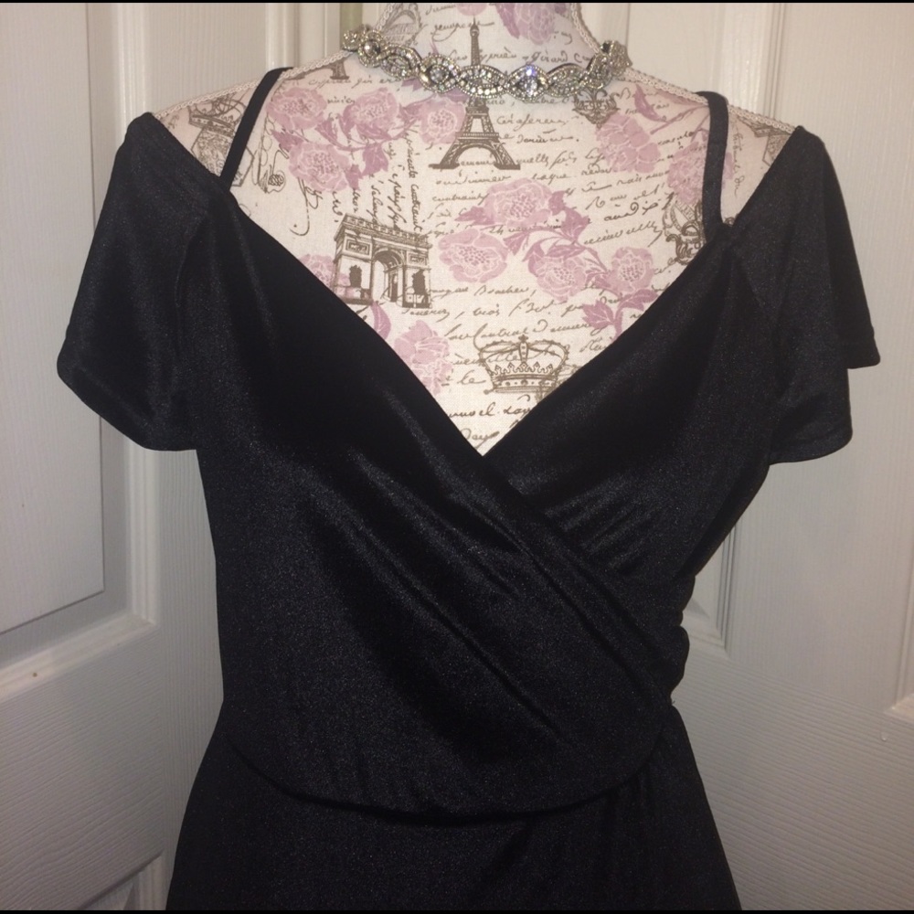 Black velvet off shoulder dress - Picture 3 of 7