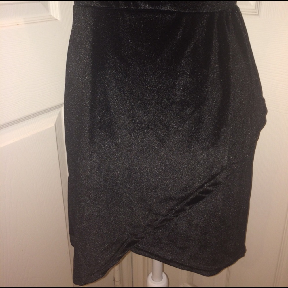 Black velvet off shoulder dress - Picture 5 of 7