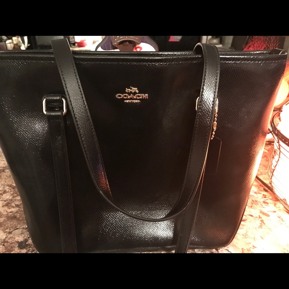 Authentic Coach tote patent leather.
