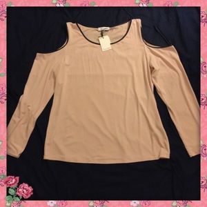 💥on sale💥🌟Calvin Klein cold-shoulder top🌟NWT