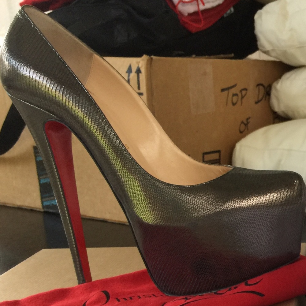 CHRISTIAN LOUBOUTIN Daffodile Metallic Pumps 37