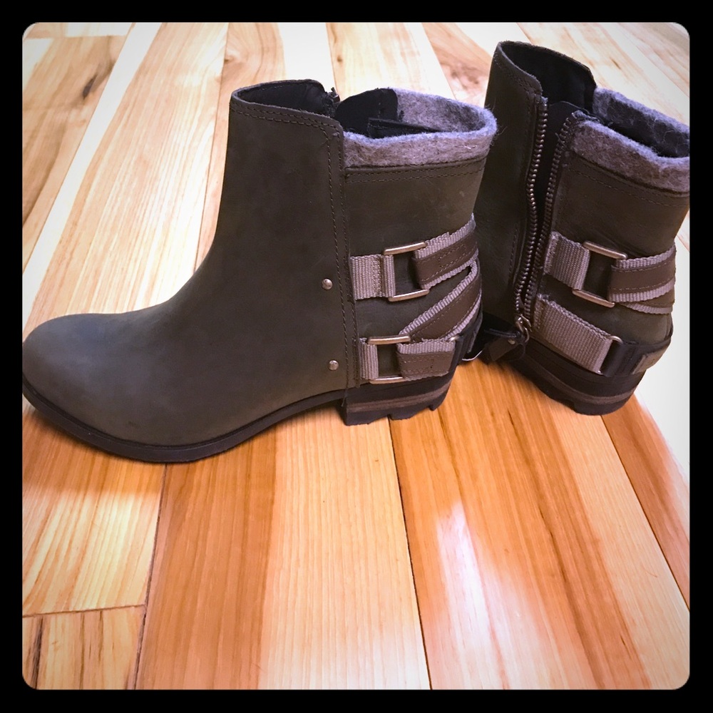 SALE👍 New Sorel Lolla boots size 9 💥MAKE OFFER💥