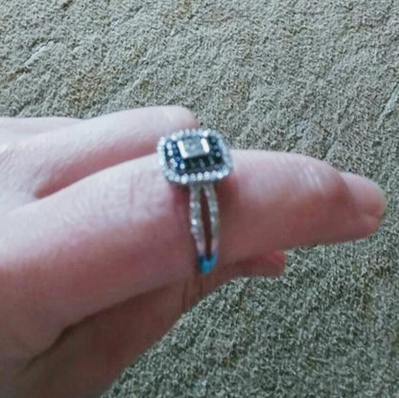 DIAMOND AND BLACK DIAMOND RING - Picture 2 of 3