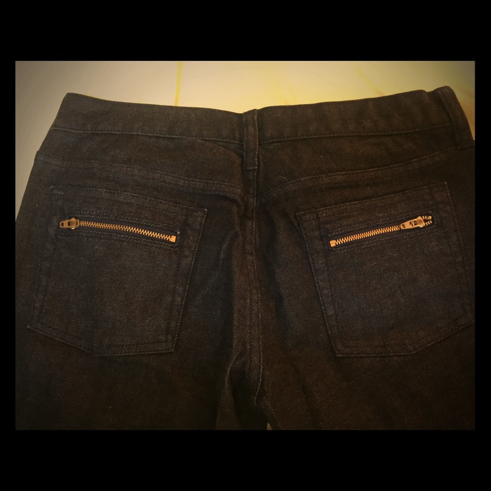 Skinny jeans with gold zipper detail!