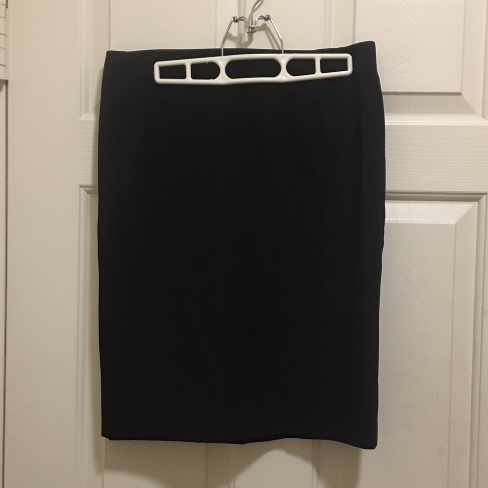 NWOT. Black Worthington Skirt. Size 8p.