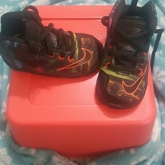 Lebron James XIII Akronite - Picture 2 of 4