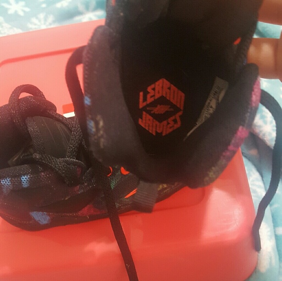 Lebron James XIII Akronite - Picture 3 of 4