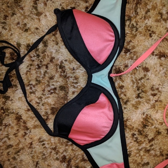 Two bikini tops for the price of one - Picture 2 of 4