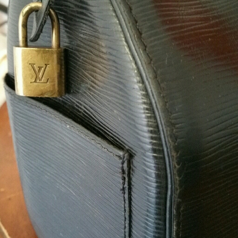 LOUIS VUITTON Speedy 25 Epi Black Satchel.