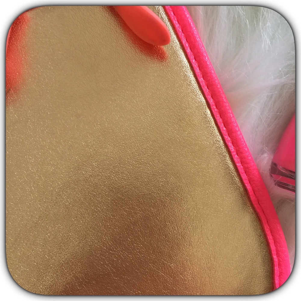 SOLD! NWT Hot Pink/Gold Travel Cosmetic Bag - Picture 3 of 4