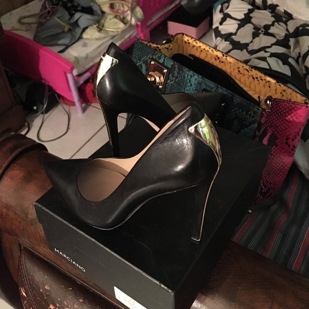 Marciano pumps