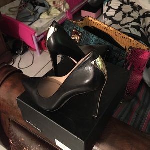 Marciano pumps