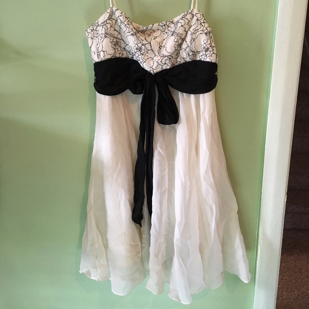 Size 4 cocktail dress bcbg with lace
