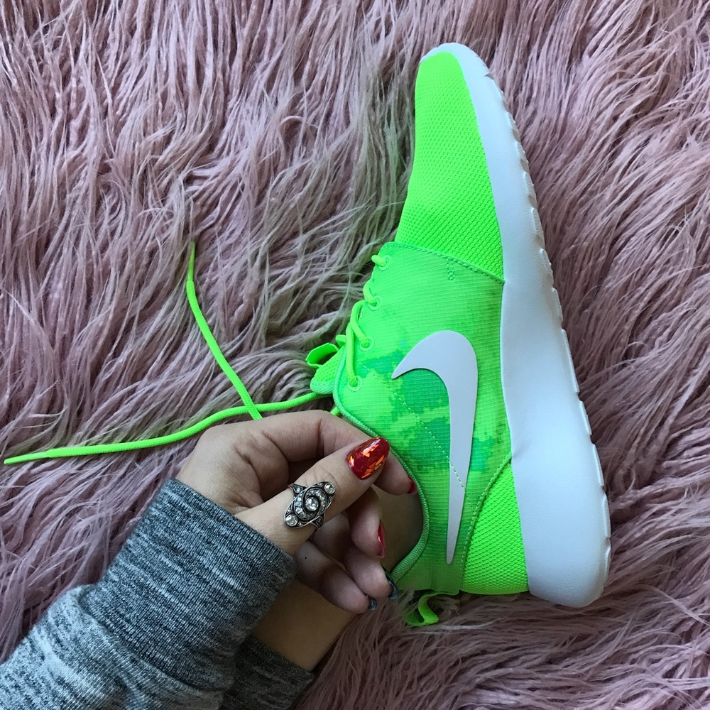 NWT nike roshe lime🎾 - Picture 2 of 6