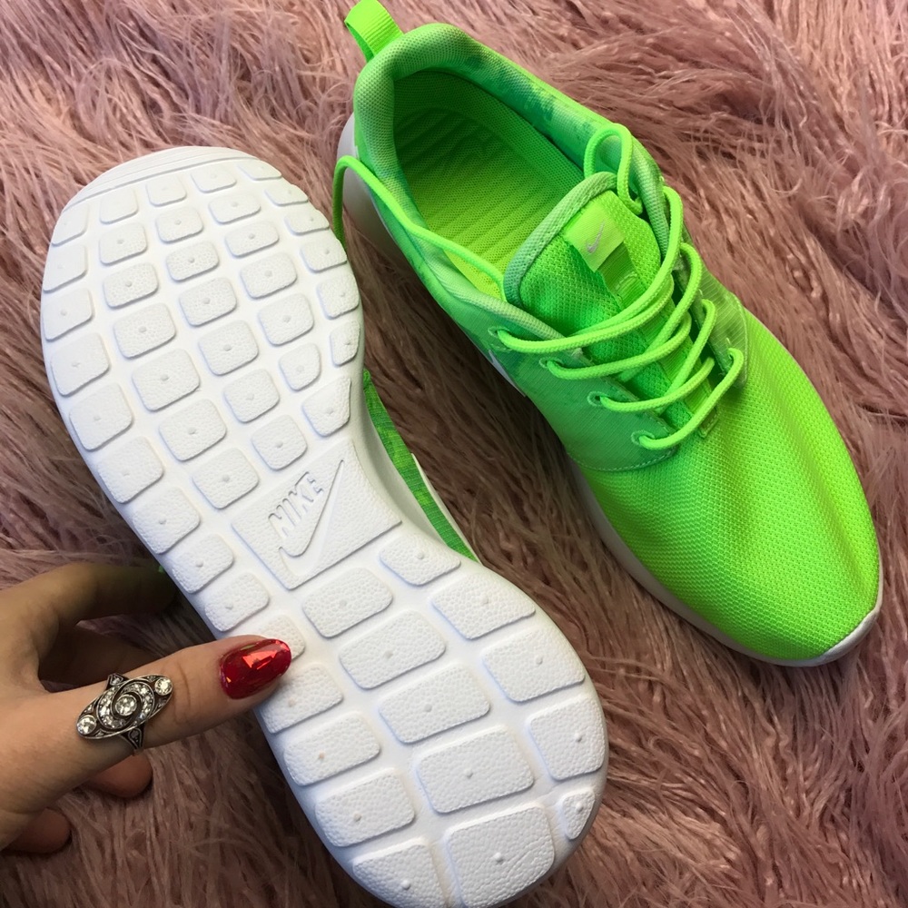 NWT nike roshe lime🎾 - Picture 5 of 6