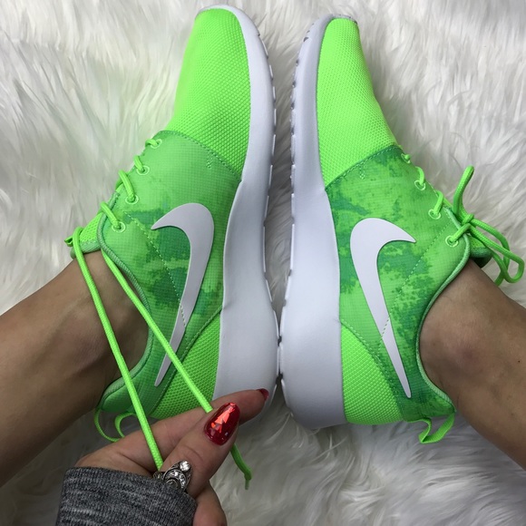 Nike Shoes - NWT nike roshe lime🎾