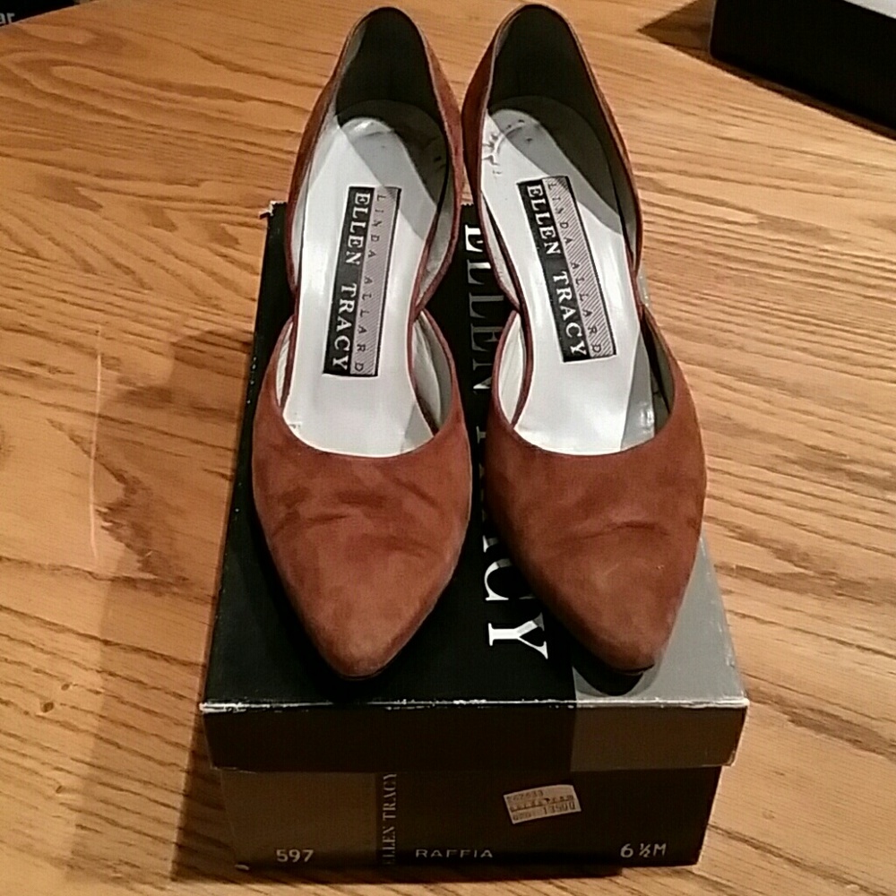 Ellen Tracy pumps