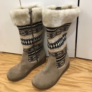 Cute sweater style fur lined naturalizer