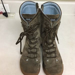 Brown Teva hiking boots for girls 6/7 yrs old