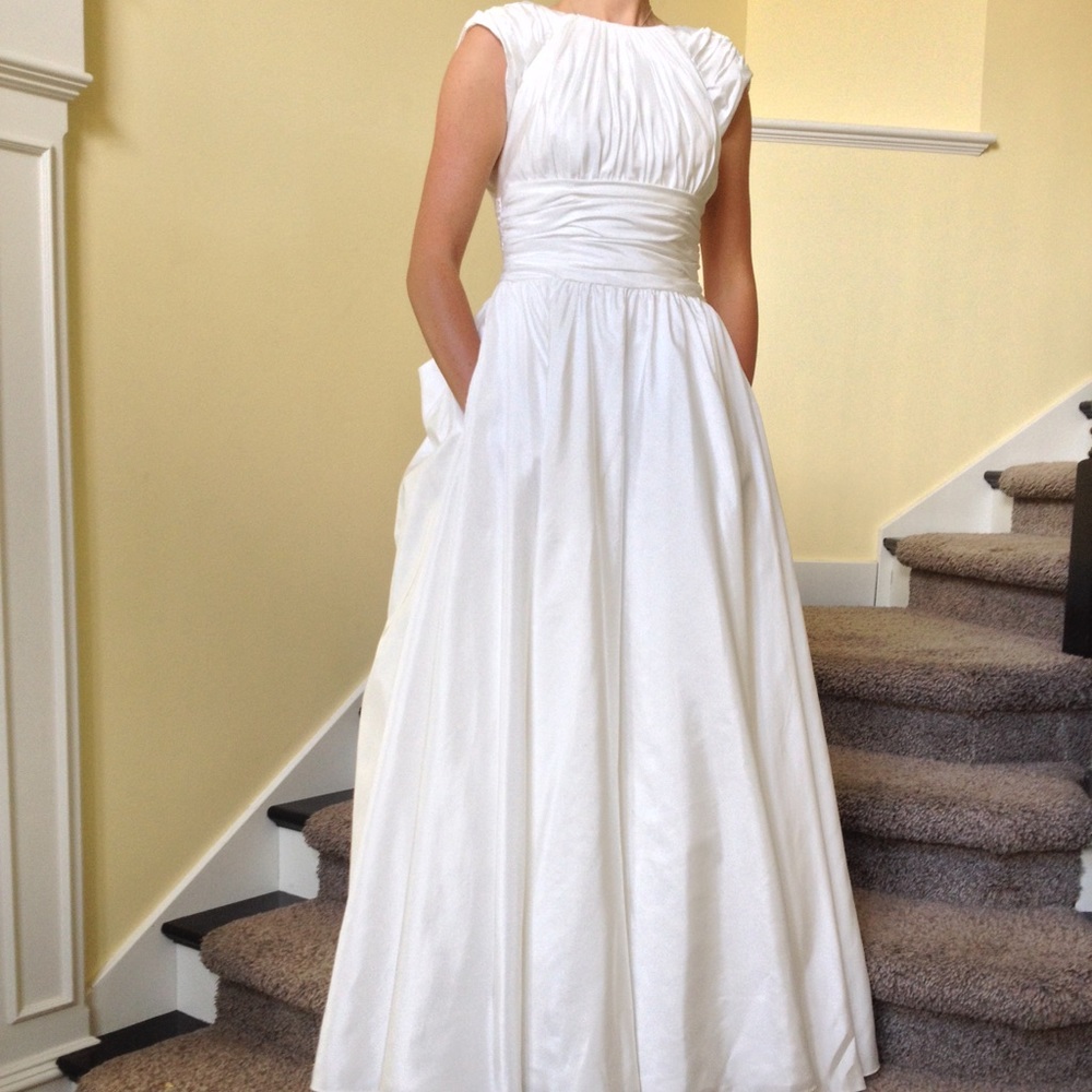 Wedding 👰🏼 dress 👗. Never worn.