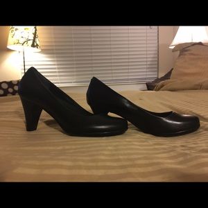 Black pumps
