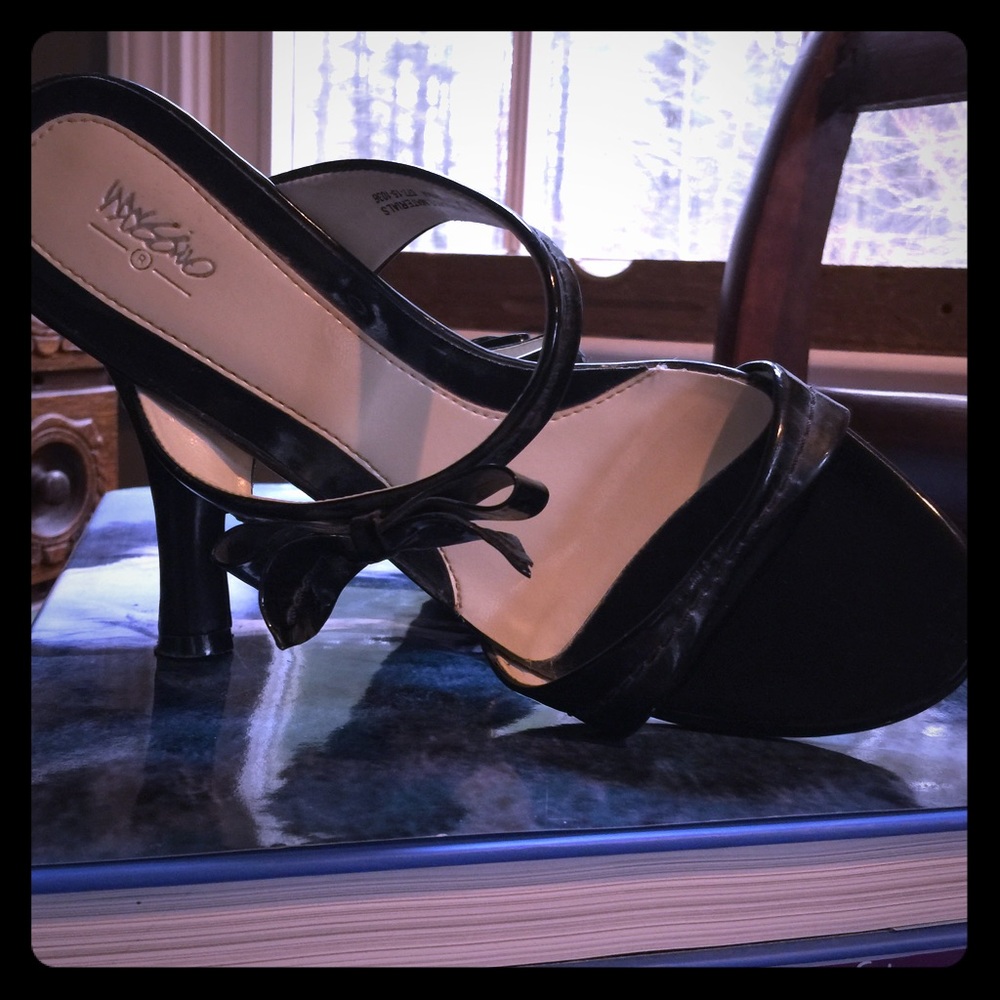 Black patent leather heels with bow