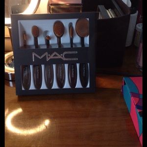 Mac oval brushes
