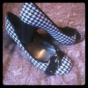 Bandolino Women's blk & white heels with buckle GC