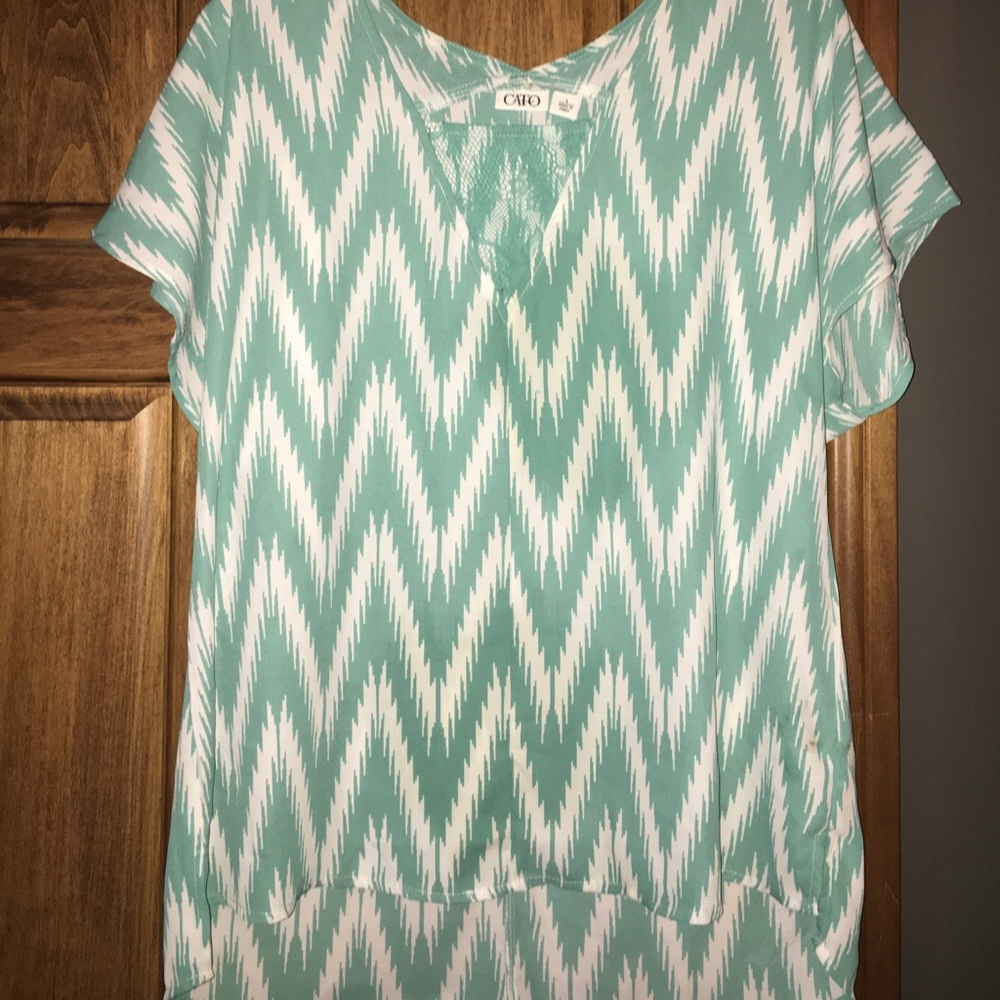 Cute white and teal Chevron short sleeve Size L