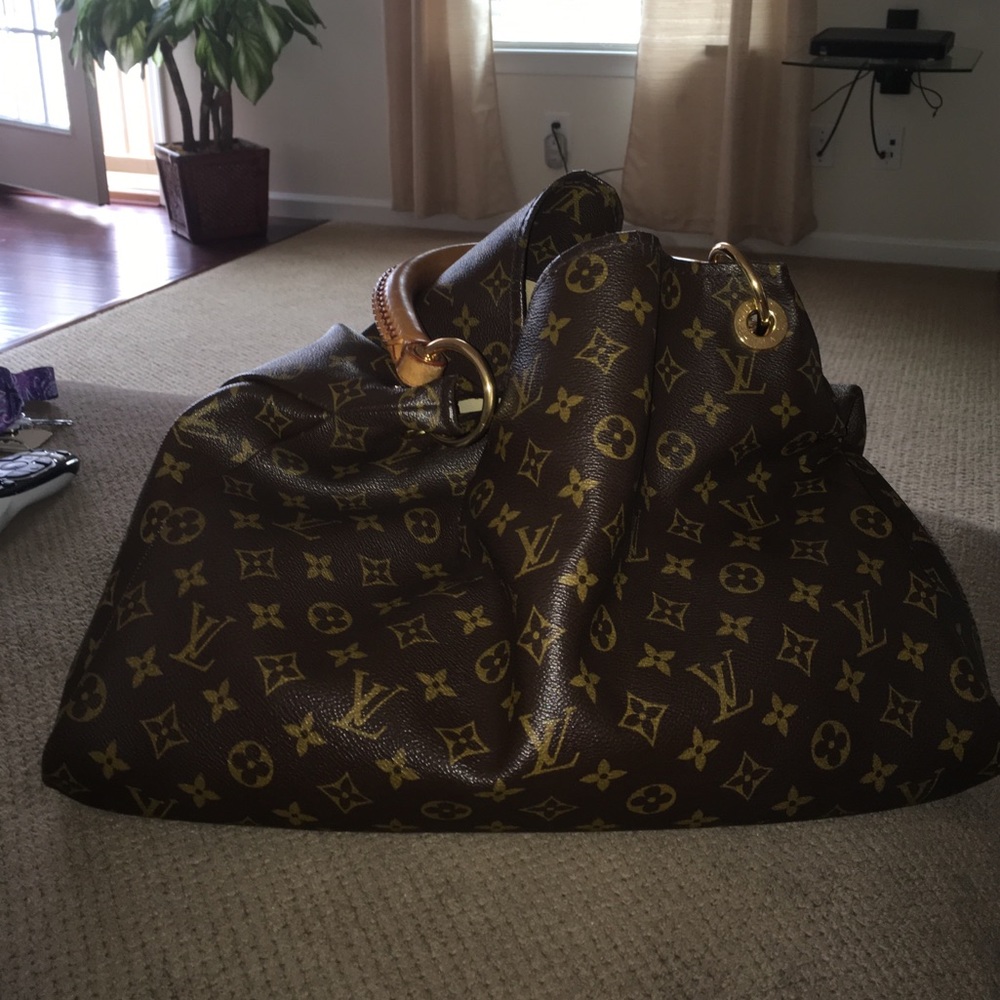 Authentic Artsy MM Louis Vuitton Shoulder bag