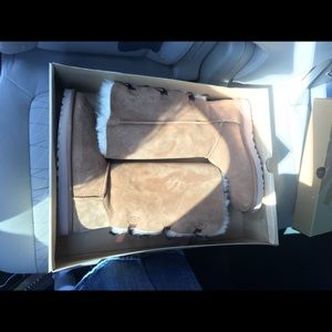 Bailey Bow Uggs - Chestnut - size 8