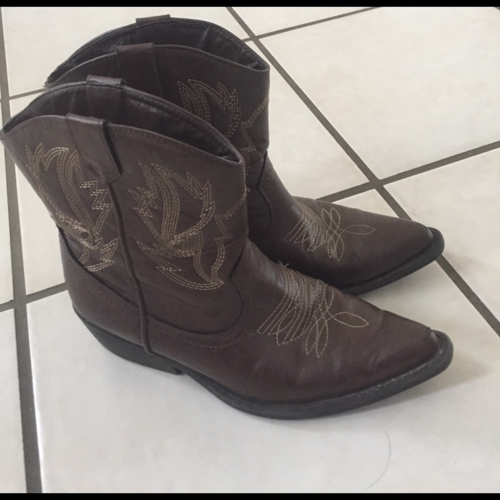 Brown cowboy boots size 7