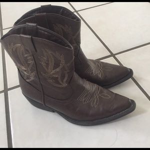 Brown cowboy boots size 7