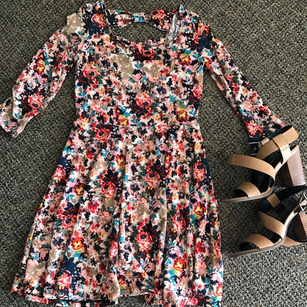 Women's medium floral dress perfect for spring!