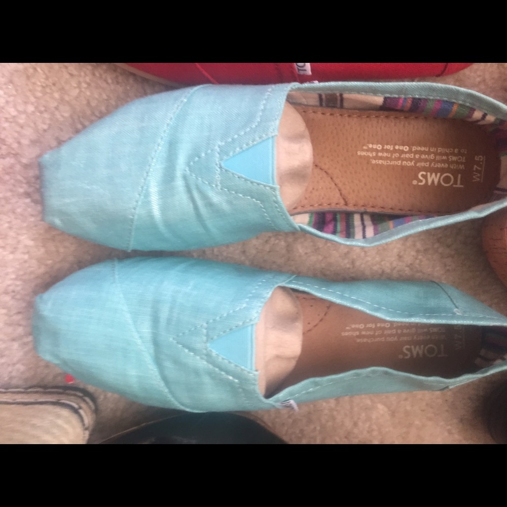 TOMS. espadrilles