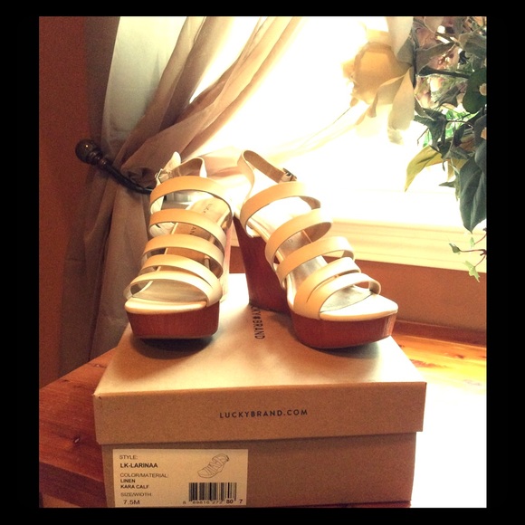 ‼️SOLD‼️Lucky Ivory & Brown Wedge Sandals!👗 - Picture 2 of 3