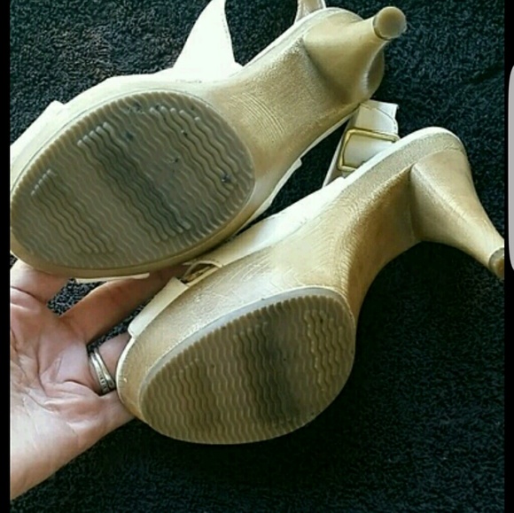 White open toe heel - Picture 2 of 3