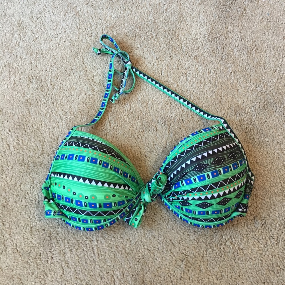 💚 Green tribal print bikini top